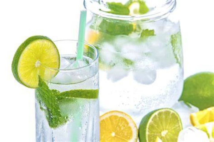 Pourquoi sert on un verre d’eau avec une glace ?
